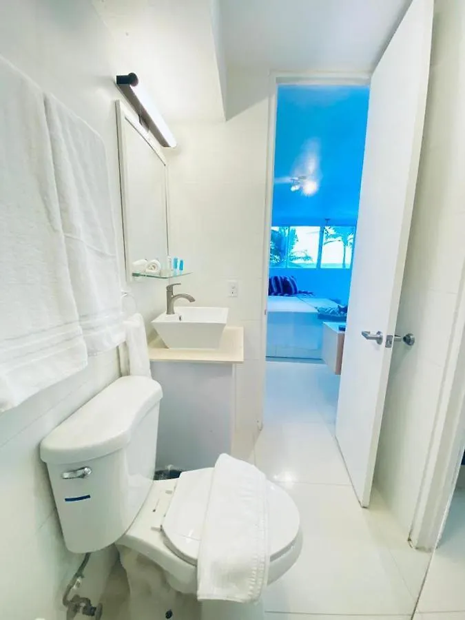 Kasa Las Palmas Ocean View Beachfront Condo Pool 圣胡安